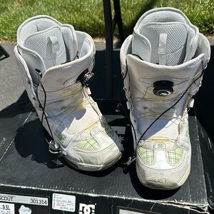 Snowboard boots